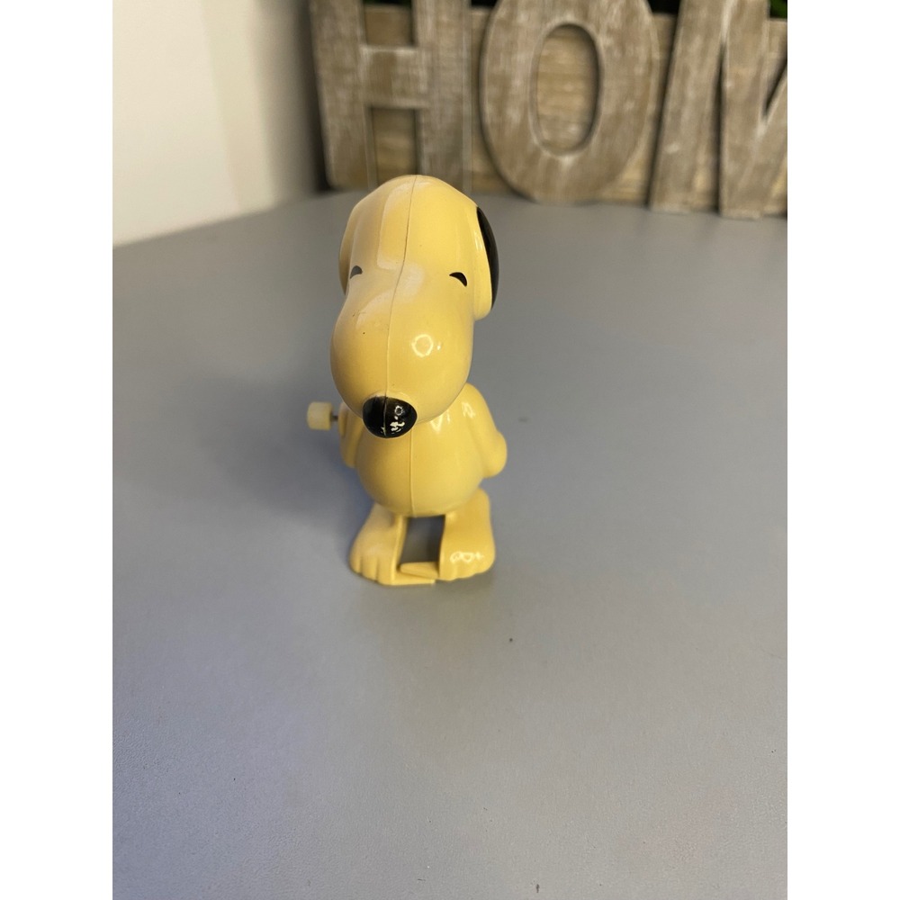 Vintage‎ Snoopy Wind Up Toy Peanuts Cartoon Character Action Figure